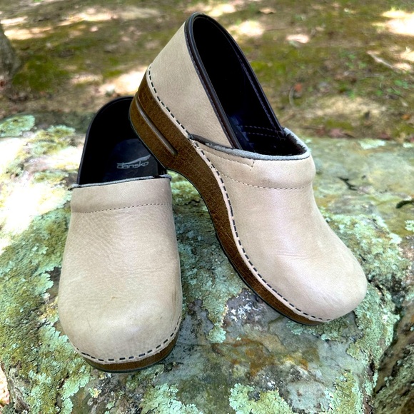 NWOB Dansko leather clogs size 40 - Picture 1 of 8
